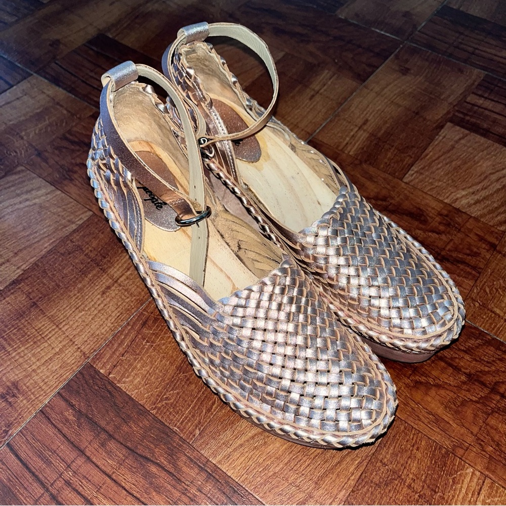 Free People Woven Platform Mules in Metallic Rose Gold Size 10 / 40